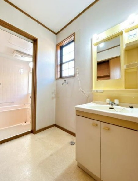 【中古】鶴ヶ島市太田ヶ谷中古住宅の独立洗面台|1Fの洗面台です