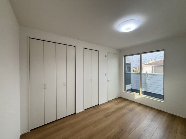 MELDIA西区城西町076②｜名古屋市の戸建ならホームアップの洋室|全室にクローゼットを完備。お洋服や荷物を隠して収納できるので、お部屋をいつも広々スッキリと保てます。