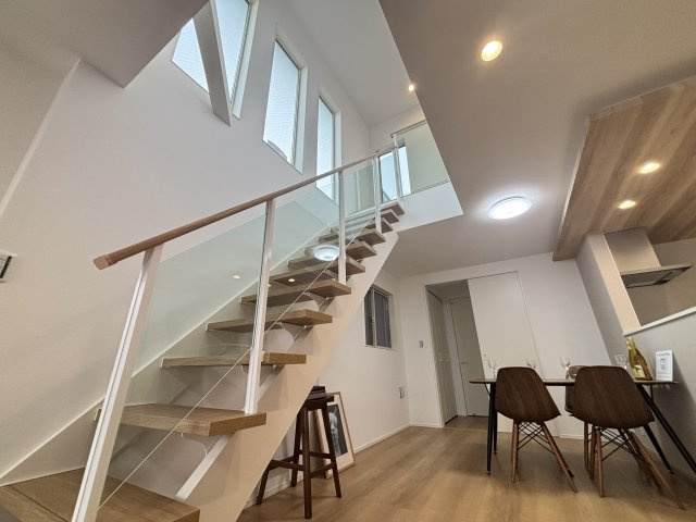 MELDIA西区城西町076②｜名古屋市の戸建ならホームアップの居間・リビング|オープン階段で開放的なリビングに