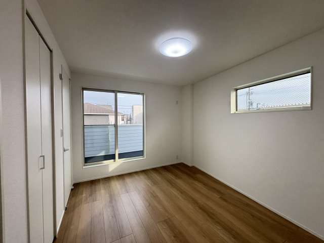 MELDIA西区城西町076②｜名古屋市の戸建ならホームアップの洋室|窓から心地よい光と風を取り込む二面採光。プライベートな時間をゆったりと過ごせる、安らぎの居室空間です。