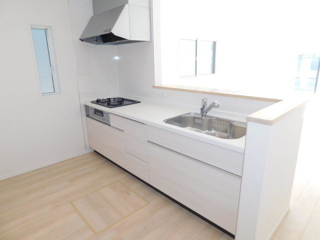 名古屋市北区喜惣治２丁目の新築一戸建のキッチン|◇キッチン◇　　人気の対面式・人造大理石トップシステムキッチン・浄水器一体型水栓・静音仕様シンク・Sｉセンサーコンロ（３口）・前面コンセント完備・床下収納庫など