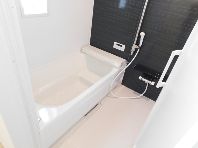 名古屋市北区喜惣治２丁目の新築一戸建の浴室|◇浴室◇　　広い１坪サイズ・浴室乾燥機・追い焚き機能付・断熱浴槽・ベンチ浴槽・クリーンフロア・スライドバーシャワー・オートバス・バリアフリーバス・浴室窓あり