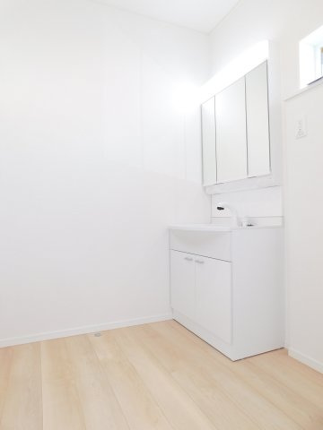 名古屋市北区喜惣治２丁目の新築一戸建の独立洗面台|◇洗面室◇　　三面鏡シャワードレッサー　くもり止め仕様　