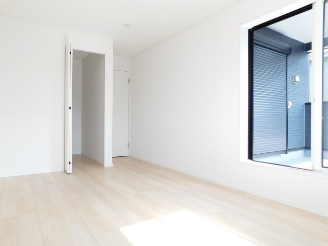 名古屋市北区喜惣治２丁目の新築一戸建の洋室|◇洋室◇　　南面で明るい洋室８．０帖　ウォークインクローゼット完備！　バルコニー利用可♪