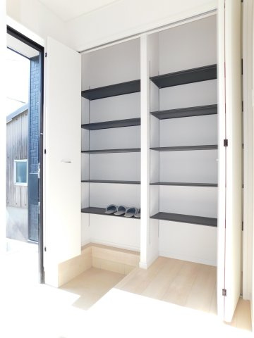 名古屋市北区喜惣治２丁目の新築一戸建の玄関|◇玄関収納◇　　家族の履物がしっかり片付く可動棚の収納付き♪　
