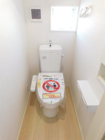 名古屋市北区喜惣治２丁目の新築一戸建のトイレ|◇トイレ◇　　ウォシュレット　節水タイプ　収納完備！