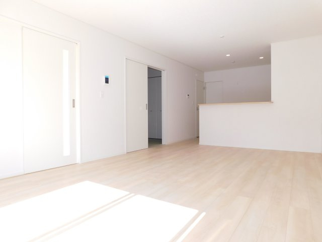 名古屋市北区喜惣治２丁目の新築一戸建の居間・リビング|◇リビング◇　　南面で明るいリビング１８．０帖　リビング横には来客時に便利な洋風和室付き♪