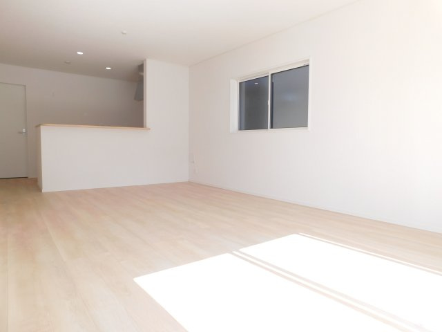 名古屋市北区喜惣治２丁目の新築一戸建の居間・リビング|◇リビング◇　　南面で明るいリビング１８．０帖　子育てに嬉しい対面キッチン♪