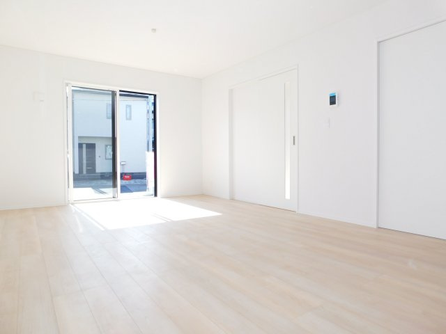 名古屋市北区喜惣治２丁目の新築一戸建の居間・リビング|◇リビング◇　　南面で明るいリビング１８．０帖　洋風和室と続き間で２２．０帖の広々空間になります♪