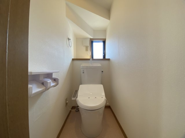 入間市下藤沢3丁目中古戸建のトイレ|毎日使いやすい便利な仕様の温水洗浄トイレは、掃除がしやすくいつも清潔な空間に保てます♪
