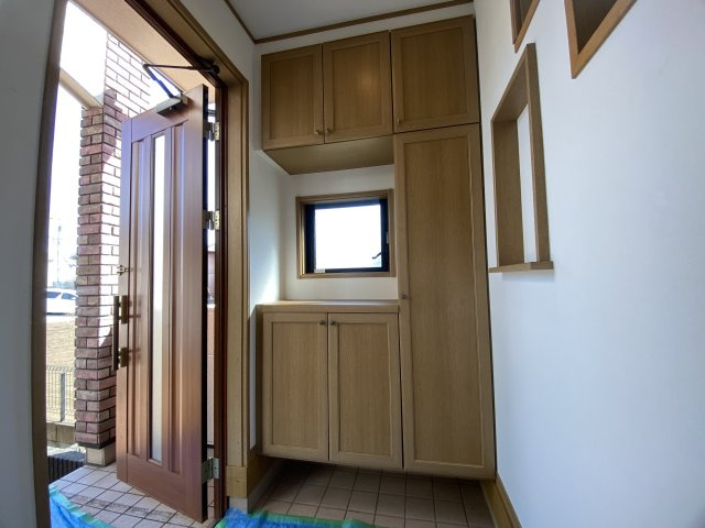 入間市下藤沢3丁目中古戸建の玄関|家の第一印象を決めるエントランスはいつもキレイにしておきたいもの。そこで玄関にはご家族の靴等すっきりと整理できる収納スペースを確保しました！綺麗な玄関でお客様をお出迎えしましょう♪
