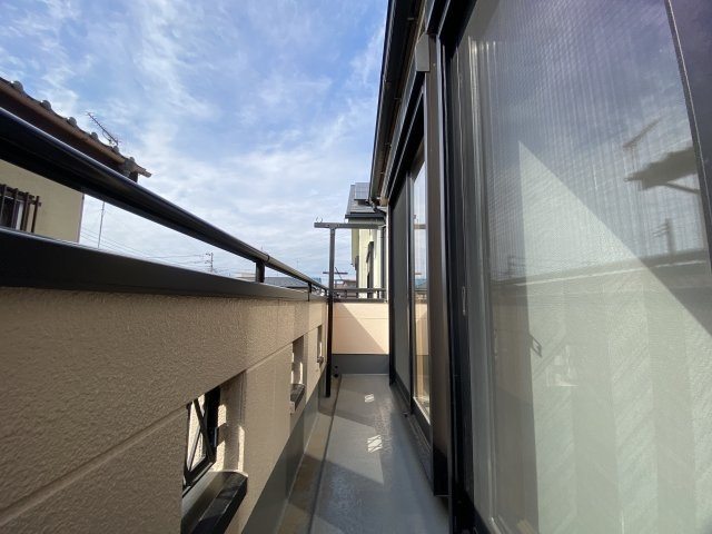 入間市下藤沢3丁目中古戸建のバルコニー|太陽の光が射し込むバルコニーは、洗濯物を干すのが楽しくなりますね♪