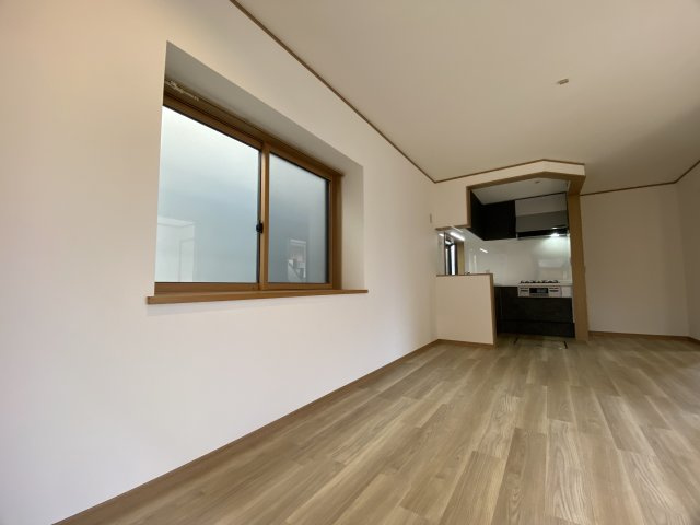 入間市下藤沢3丁目中古戸建の居間・リビング|ゆとりあるリビングダイニングは、家族それぞれの過ごし方を受けとめる包容力のある空間。食事、くつろぎ、団らんがスムーズにつながり、生活動線も快適。日常を美しく整えてくれる住まいの中心です。
