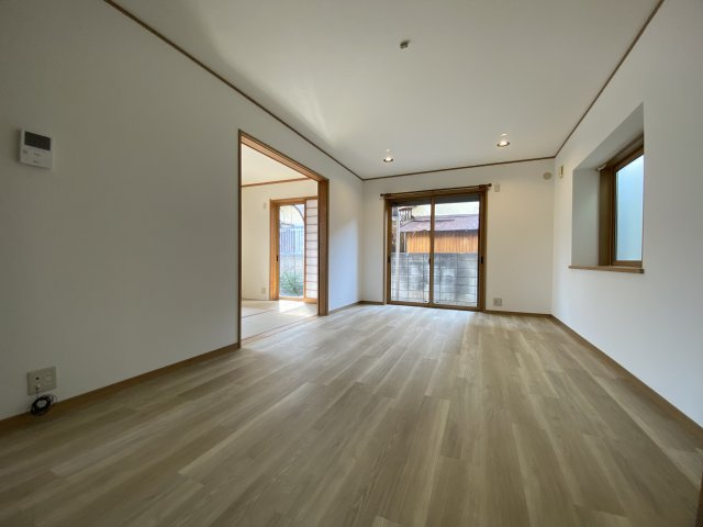 入間市下藤沢3丁目中古戸建の居間・リビング|家族が自然と集まる心地よいリビングダイニング。ゆったりとした空間設計が、日常の何気ないひとときを豊かに演出します。光と風が心地よく通り抜け、時間の流れまでやさしく感じられます。
