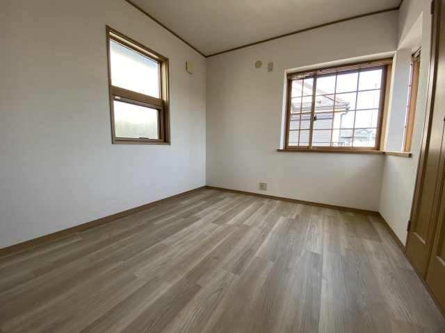 入間市下藤沢3丁目中古戸建の洋室|シンプルで使い勝手の良い洋室は、家具の配置がしやすく、理想のインテリアを思いのままに楽しめます。プライベート時間を快適に過ごせる心地よい空間です。
