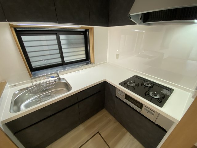 入間市下藤沢3丁目中古戸建のキッチン|３口コンロ付！火力が目で分かり微調整がしやすいです！また、同時に調理ができるため効率よく調理が可能でお料理の品も増えそうですね！
