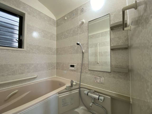 入間市下藤沢3丁目中古戸建の浴室|一日の疲れを癒してくれるお部屋の中のオアシスは、魅力的な快適空間。これなら、１日の疲れをとってくれそう。浴室に窓がついているので、湿気に困ることもなさそうです。オートバスもついており、準備も楽々。
