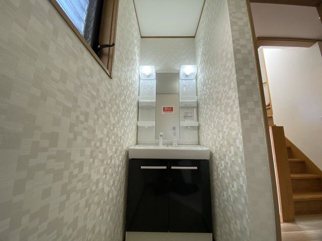 入間市下藤沢3丁目中古戸建の独立洗面台|清潔感のある明るい雰囲気の洗面室です。ゆとりある洗面スペースで朝の身支度もスムーズに。
