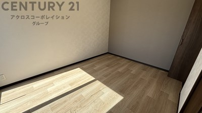 南向き5.7帖の洋室です♪