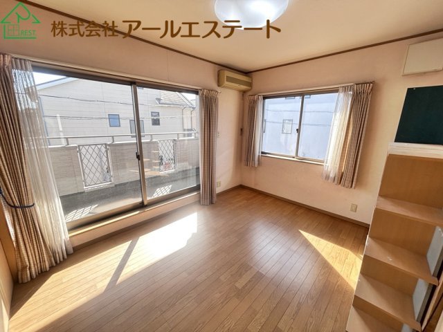 加古川市東神吉町西井ノ口　　JR「宝殿駅」徒歩16分の洋室
