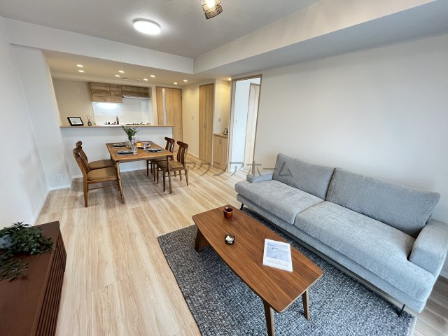 ユアコート入間四季の丘B棟の内装|LDK14.4帖（設置されているインテリア家具はディスプレイ用です）