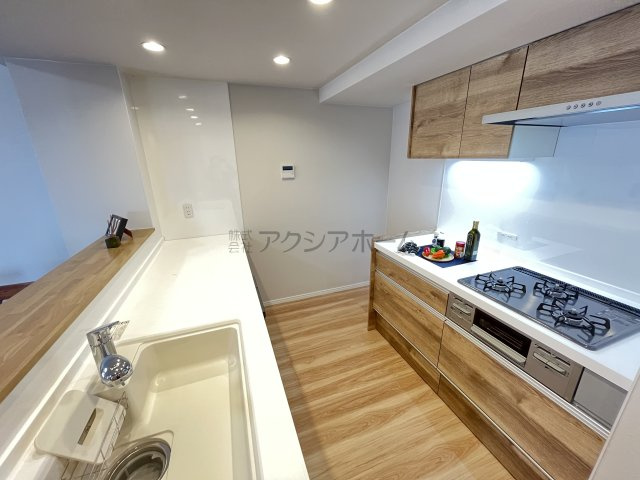 ユアコート入間四季の丘B棟のキッチン|作業スペースが広いⅡ型キッチン。食洗機付きです。