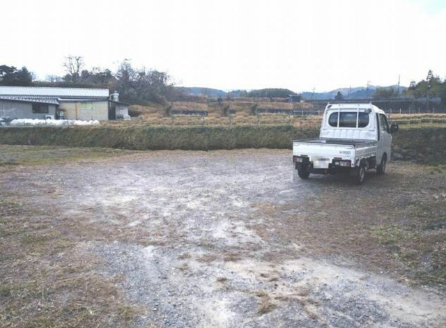 龍泉貸倉庫の駐車場