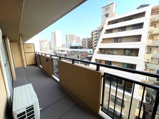 ダイアパレスグラン・ステージ博多のバルコニー|
幅が広くクリーンな印象のバルコニー☆
大きなバルコニーは柔らかい風を運んできます…♪
洗濯物もたくさん干せそうですね！