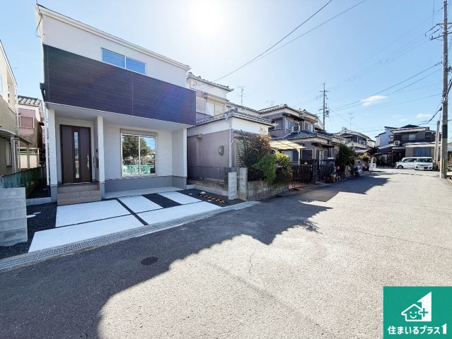 ★1(土)2(日)現地見学可能！★京田辺市草内八田　限定1邸の前面道路含む現地写真|周辺は閑静な住宅街！前面道路広々で車の出し入れも便利です。駐車が苦手な方でも安心して車庫入れできます！