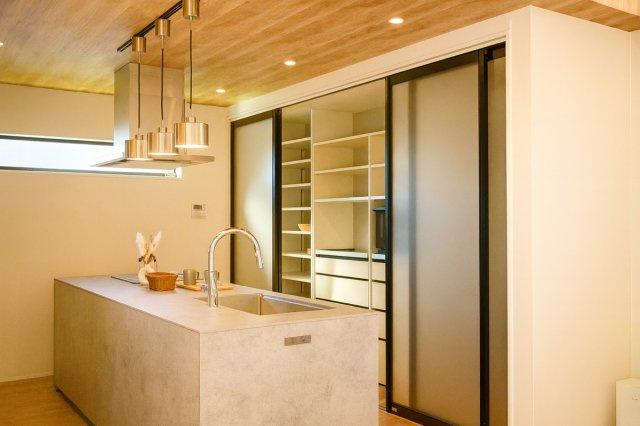 東大阪市喜里川町×自由設計の家　【建築条件付き売り土地】　の完成予想図|【施工例】背面パントリーは棚の数、寸法、高さなど、細部までこだわり抜きました♪♪
　　　　　冷蔵庫も隠してすっきり
