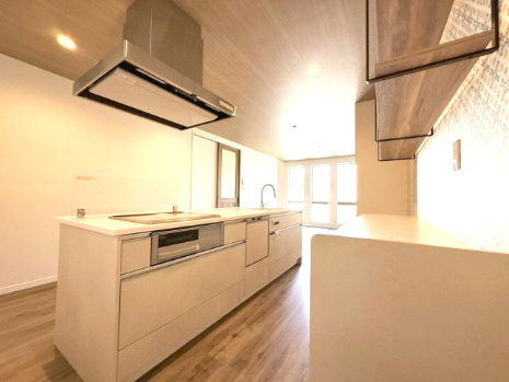 東大阪市喜里川町×自由設計の家　【建築条件付き売り土地】　の完成予想図|【施工例】キッチンとカップボードとの距離から通路幅まで、暮らしを考え綿密に寸法を決めました♪♪