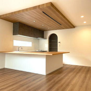 東大阪市喜里川町×自由設計の家　【建築条件付き売り土地】　の完成予想図|【施工例】家族が集まるダイニングを中心に考えた住まい。カウンター裏の収納棚にもこだわり沢山、妥協無し♪♪