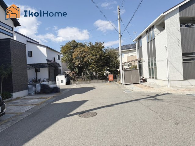 明石市魚住町西岡　中古戸建の前面道路含む現地写真|●資料・カタログのご請求無料●スーパーやコンビニ、飲食店、病院など徒歩圏内の施設も多々あります。