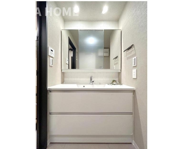 サウスヒルズ横浜弘明寺の独立洗面台|リノベーション済の４LDKの水回りは新しく清潔感がありますね
