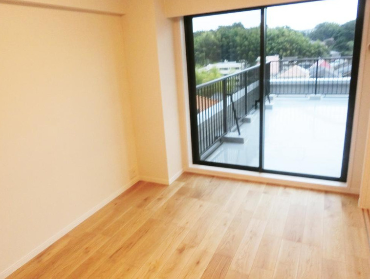 サウスヒルズ横浜弘明寺の洋室|東南向き×前面棟なしなので部屋からバルコニーの明るい景色が広がります。