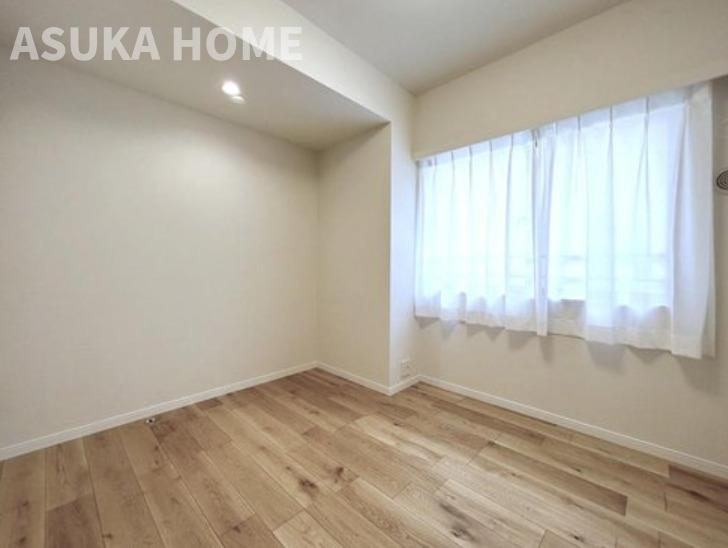 サウスヒルズ横浜弘明寺の洋室|収納のたくさんあるお部屋は角部屋だから隣家に気兼ねなし！