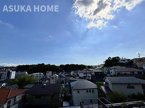 サウスヒルズ横浜弘明寺の展望|閑静な住宅地を眼下に眺められるバルコニーは圧巻です。