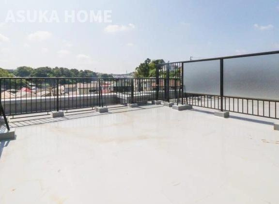 サウスヒルズ横浜弘明寺のバルコニー|ルーフバルコニーからの眺めは春夏秋冬の自然を感じられます。物件の魅力でもあります。