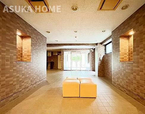 サウスヒルズ横浜弘明寺のロビー|エントランスから　徒歩で上大岡駅まで平坦ルートで徒歩37分、自転車で13分で行けます。