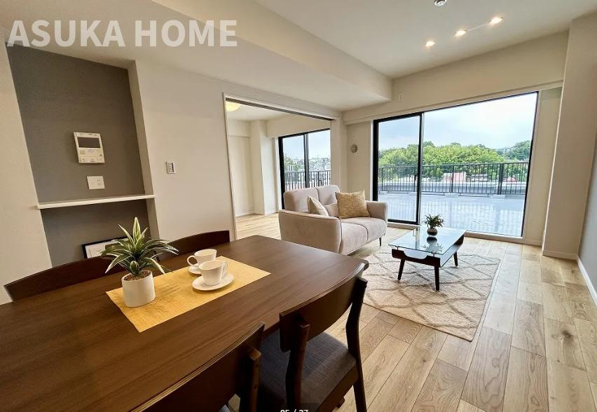 サウスヒルズ横浜弘明寺の居間・リビング|南東向き×前面棟なしで朝から明るいリビングダイニング
