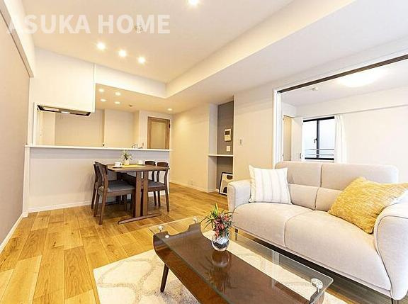 サウスヒルズ横浜弘明寺の居間・リビング|14.3帖のLDKと隣接した5.3帖の洋室の間仕切り外せば広いリビングダイニングに開放できますよ