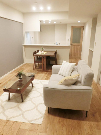 サウスヒルズ横浜弘明寺の居間・リビング|リビングからカウンターキッチンを見た写真です。