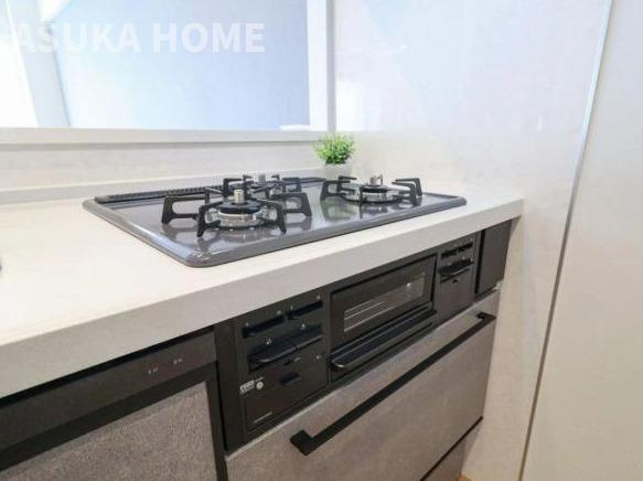 サウスヒルズ横浜弘明寺のキッチン|ガスコンロも嬉しい3つ口、食器洗浄機新規設置