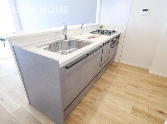 サウスヒルズ横浜弘明寺のキッチン|リフォームされた高級感が感じられるキッチンとなっております。浄水器内蔵シャワー水栓付きです。