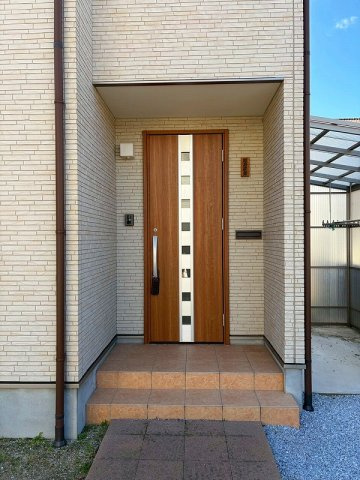 米子市両三柳中古戸建の玄関|玄関になります。
落ち着きのある色合いとなっております。