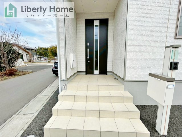 牛久市猪子町　中古戸建のエントランス
