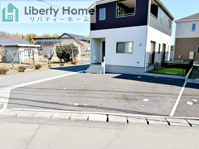 牛久市猪子町　中古戸建の駐車場