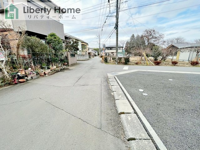牛久市猪子町　中古戸建の前面道路含む現地写真