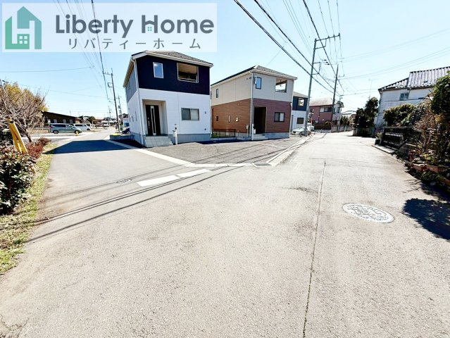 牛久市猪子町　中古戸建の前面道路含む現地写真