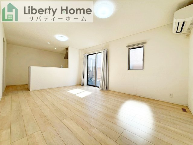 牛久市猪子町　中古戸建の居間・リビング